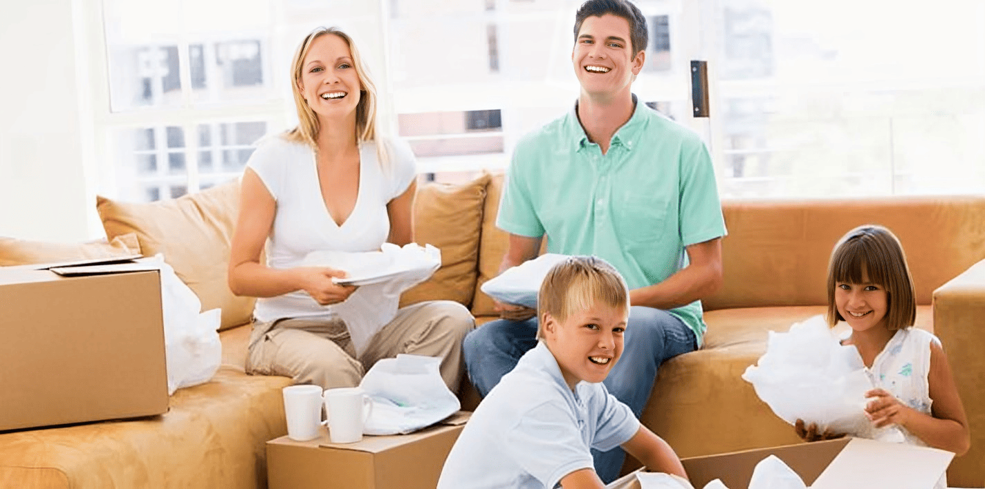 A family talking to a mover